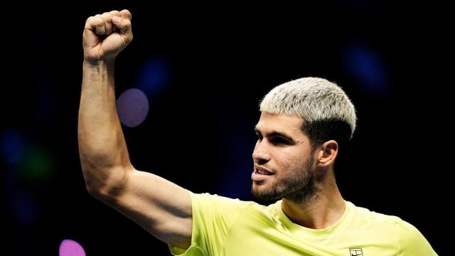 Carlos Alcaraz alza el puño en señal de celebración.