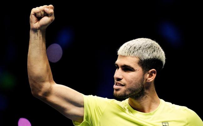 Carlos Alcaraz alza el puño en señal de celebración.