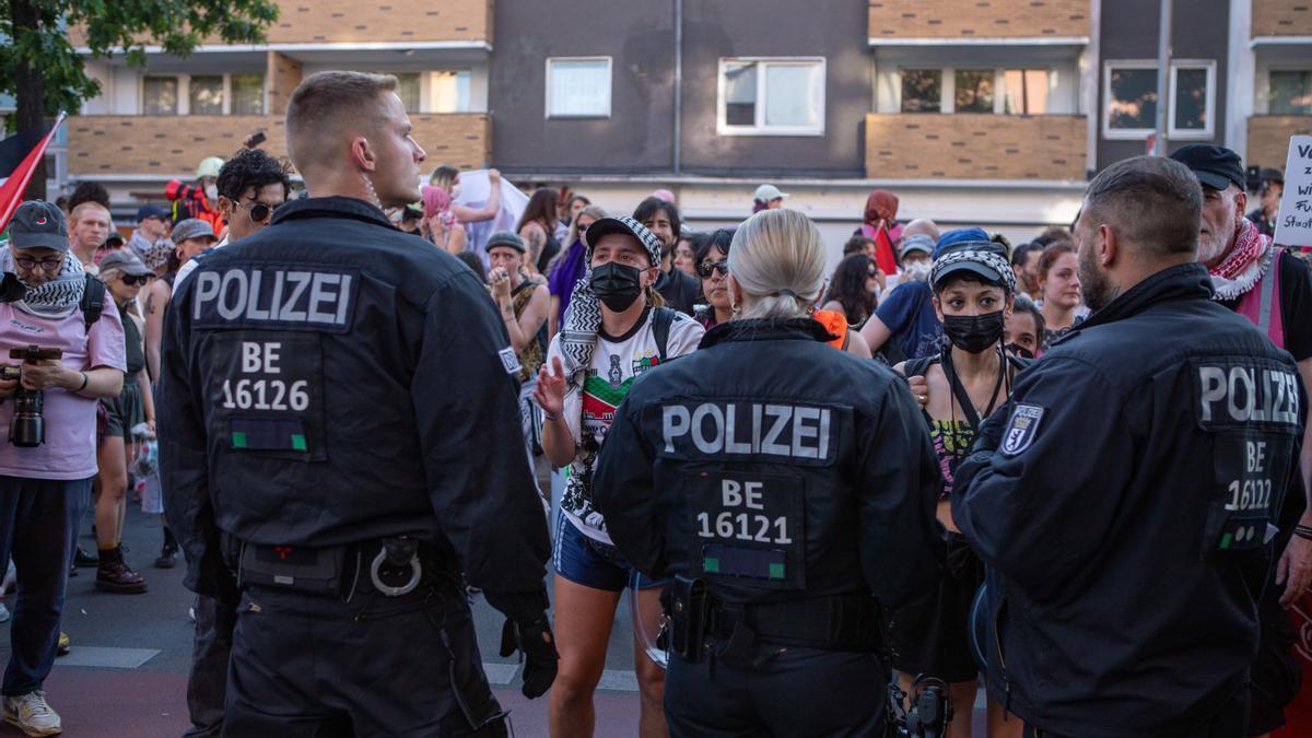 Policías durante el Orgullo de Berlín.