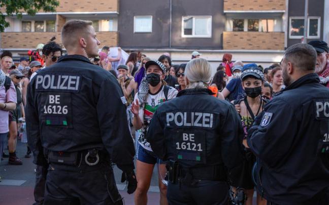 Policías durante el Orgullo de Berlín.