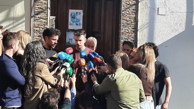 Los hijos y el marido de Francisca Cadenas atienden a los medios de comunicación.