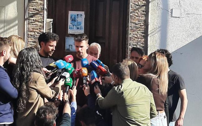 Los hijos y el marido de Francisca Cadenas atienden a los medios de comunicación.