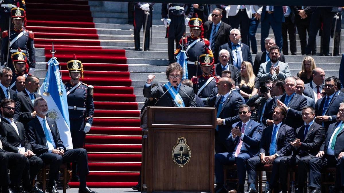 El nuevo presidente de Argentina, Javier Milei, se dirige a los argentinos tras su toma de posesión.