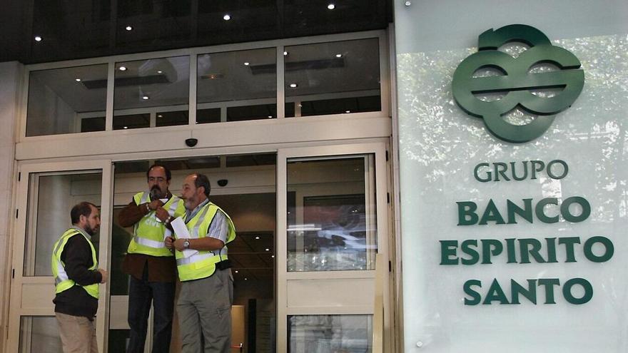 Agentes de la Guardia Civil registran la sede central en Madrid del banco portugués Espírito Santo, en la calle Serrano.