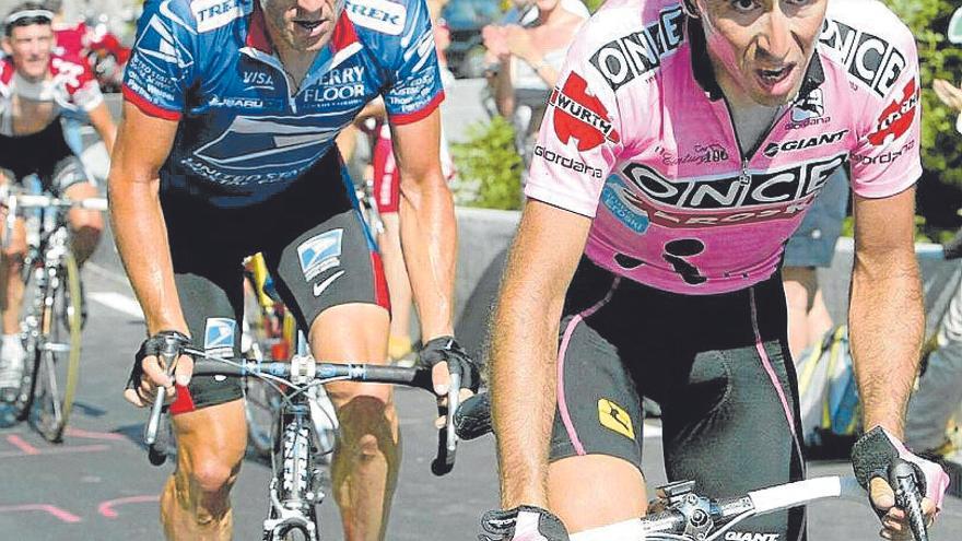 Beltoki trata de descolgar a Armstrong en Alpe D'Huez en 2003