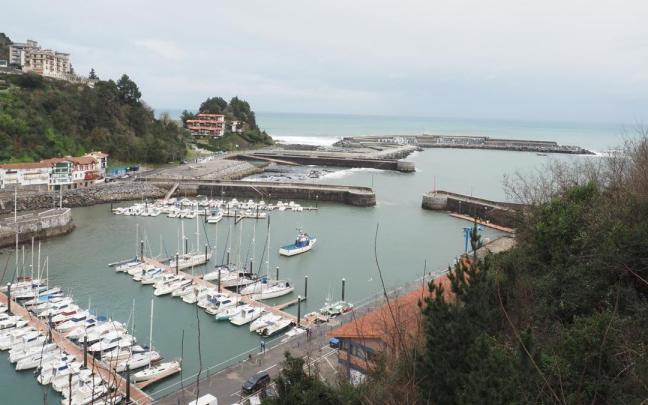 Vista del puerte de Mutriku, con el dique de abrigo que se va a prolongar desde la zona hormigonada actual al fondo.