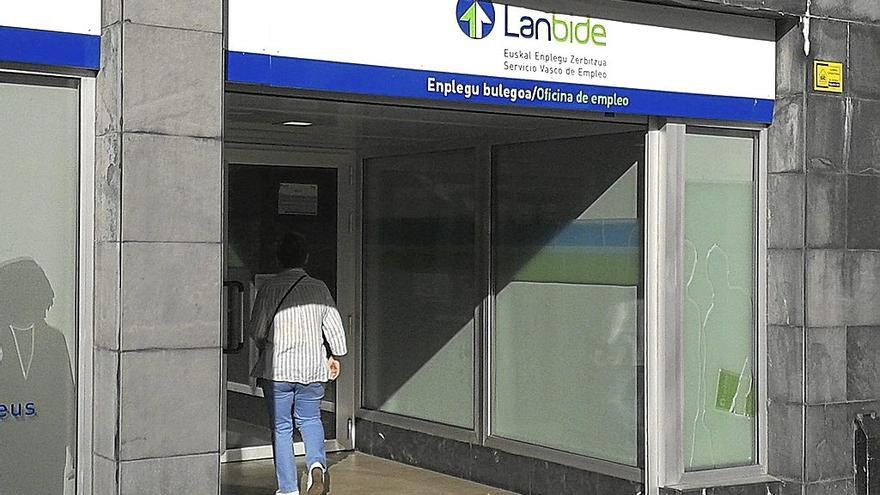 Una mujer entra en una oficina de Lanbide. | FOTO: BORJA GUERRERO