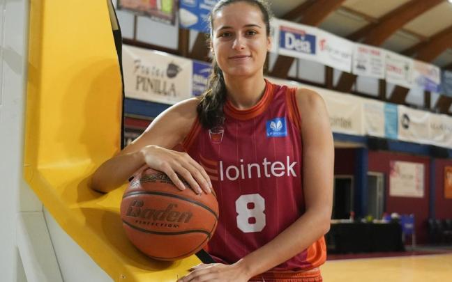 Ángela Salvadores posa en Maloste, donde espera seguir aportando al equipo esta temporada. Foto: José Mari Martínez