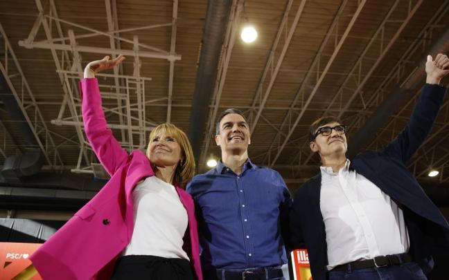 Sánchez participa en un mitin del PSC en Sant Boi de Llobregat junto a Salvador Illa y la alcaldesa de la localidad, Lluïsa Moret.