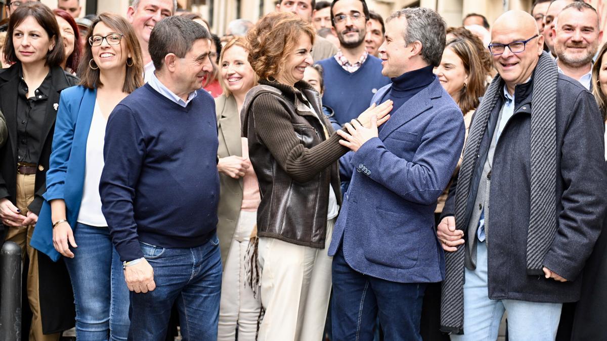 La precandidata a las primarias a la secretaria General del PSOE de Andalucía, María Jesús Montero, mantiene un encuentro con militantes del partido en Jaén