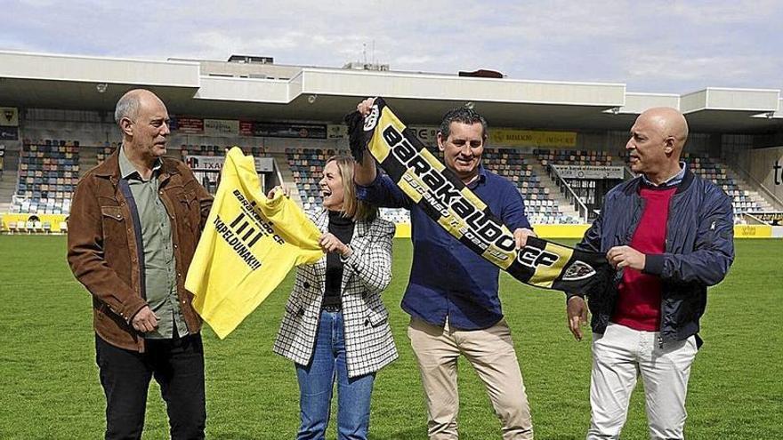 Ricardo Arana, Amaia del Campo, Joseba Núñez e Iñigo Asensio, en el césped de Lasesarre. | FOTO: PABLO VIÑAS