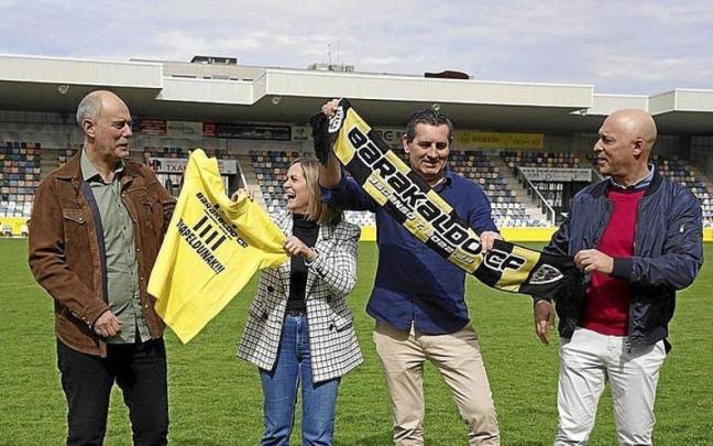 Ricardo Arana, Amaia del Campo, Joseba Núñez e Iñigo Asensio, en el césped de Lasesarre. | FOTO: PABLO VIÑAS