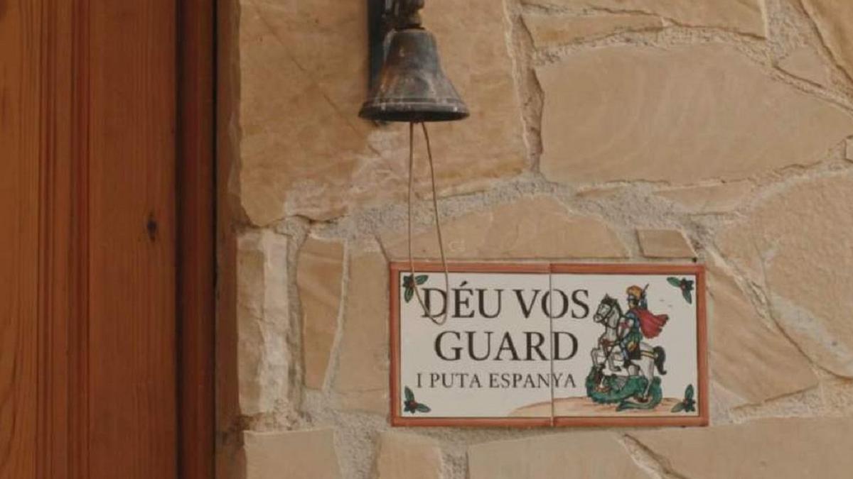 La placa que tiene el presentador en la entrada de su casa.
