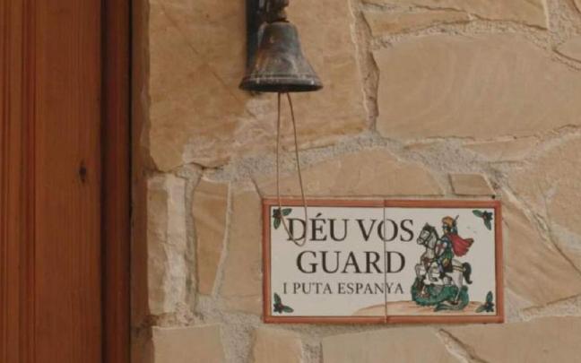 La placa que tiene el presentador en la entrada de su casa. / TV3 La placa que tiene el presentador en la entrada de su casa.
