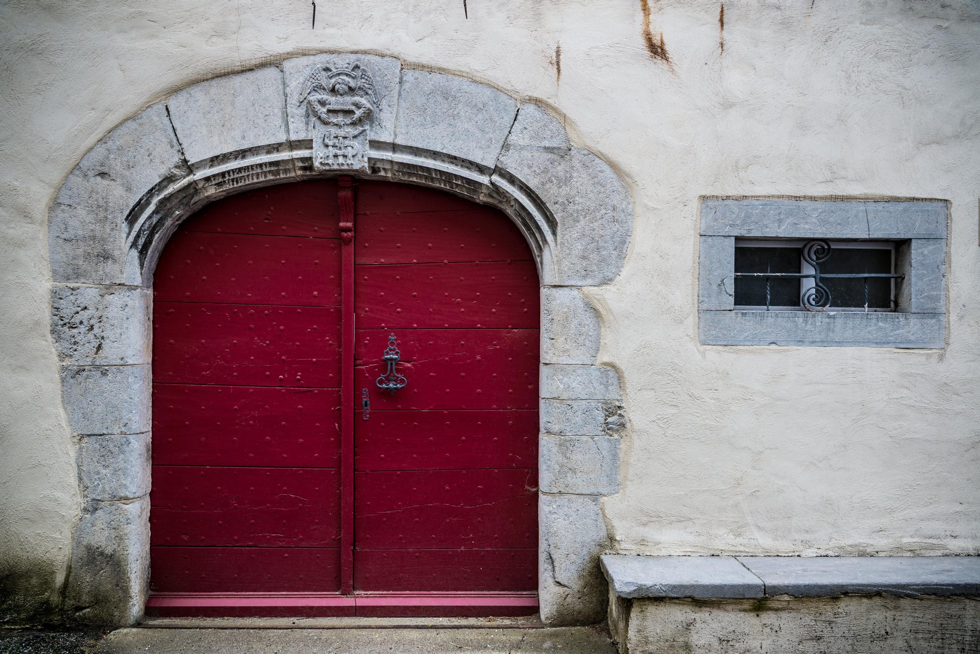 Puerta de una casa antigua en Bielle.