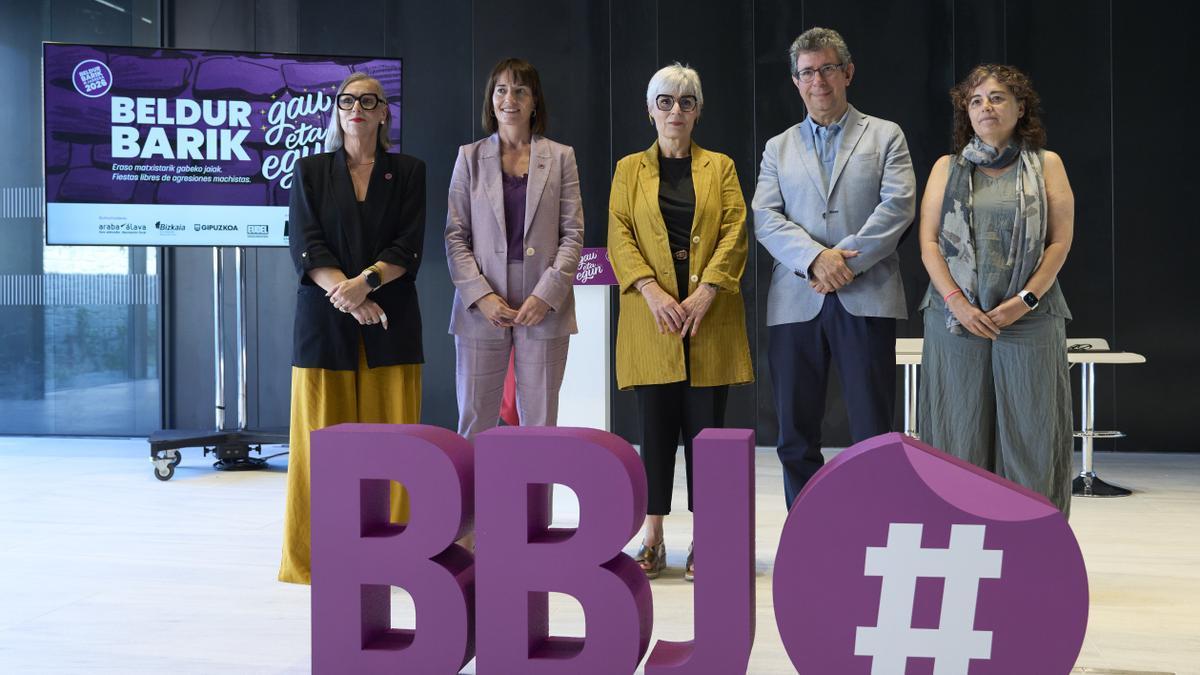 Presentación de la campaña ‘Beldur Barik, gau eta egun’ contra las agresiones sexistas en las fiestas de verano.