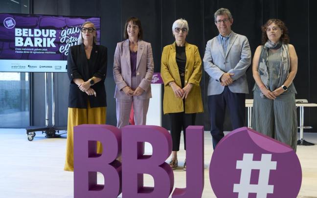 Presentación de la campaña ‘Beldur Barik, gau eta egun’ contra las agresiones sexistas en las fiestas de verano.
