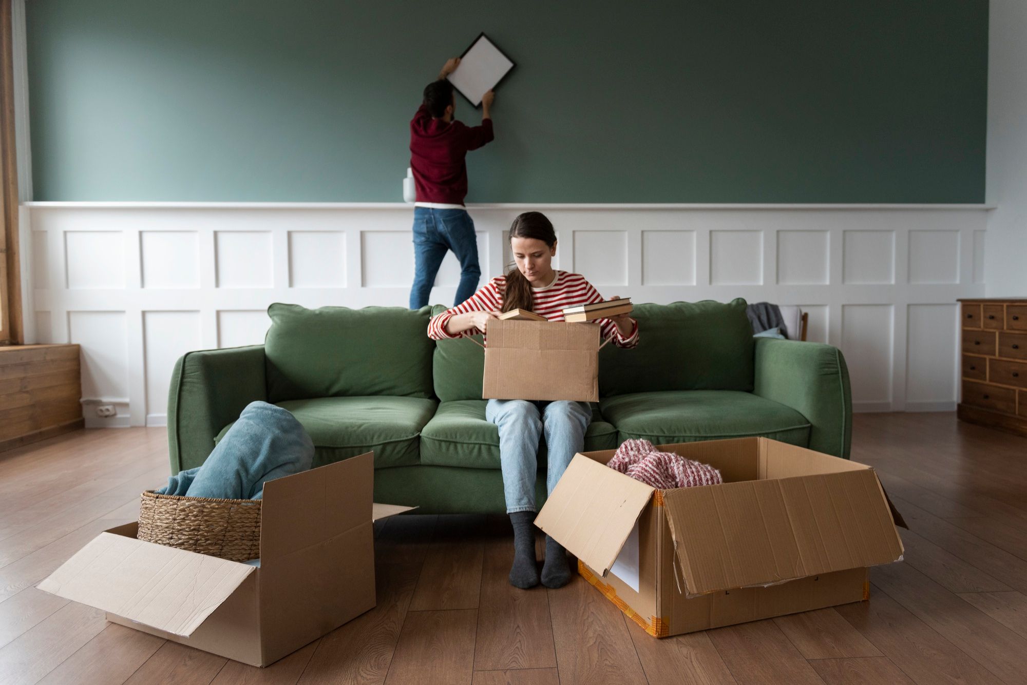 Una pareja vacía cajas en su nueva casa.