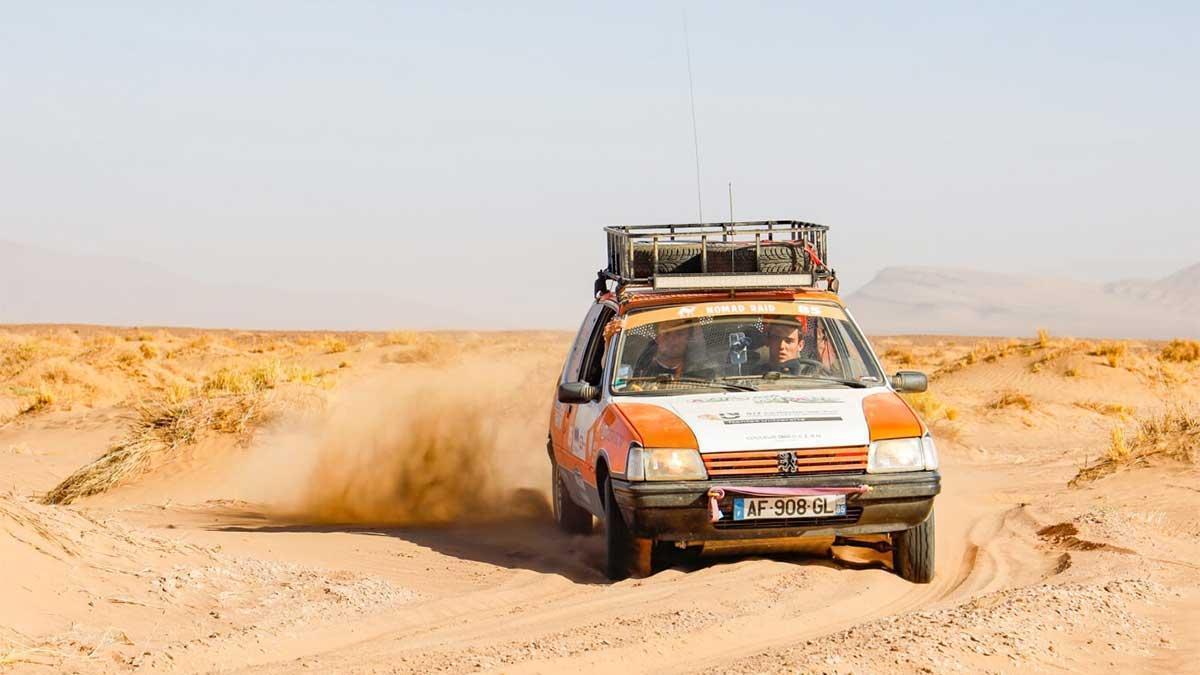 Peugeot 205 viajando por el desierto.