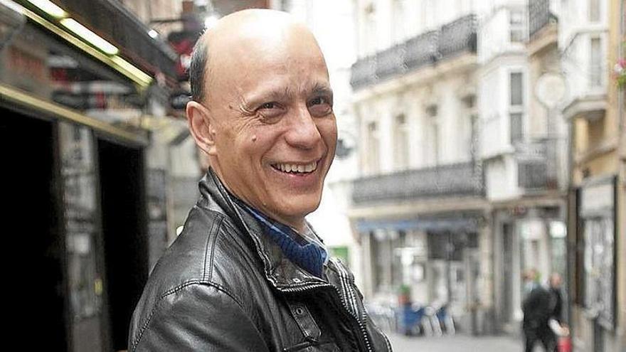 El escritor y periodista Eduardo Rojo. | FOTO: JOSU CHAVARRI