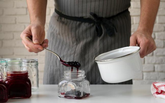 Preparando mermelada de arándanos.