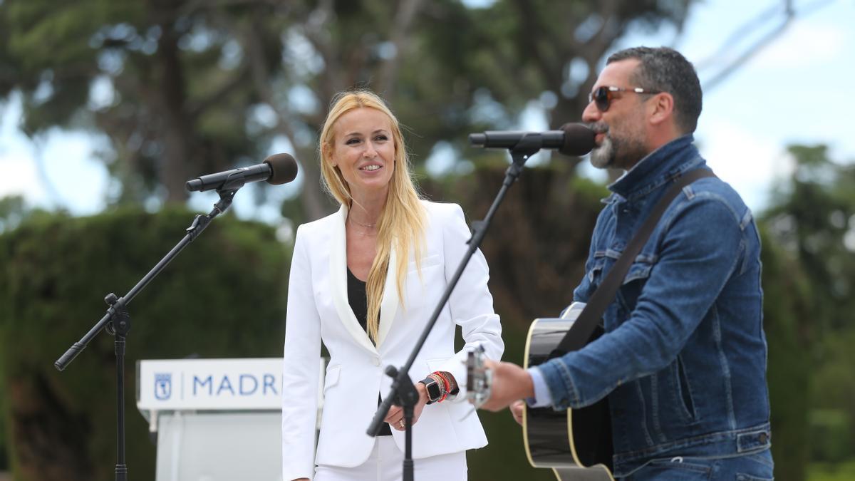Jaime Anglada durante un concierto con junto a la actriz Carolina Cerezuela.