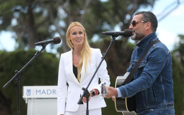 Jaime Anglada durante un concierto con junto a la actriz Carolina Cerezuela.