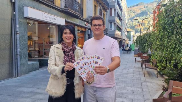 Los concejales Rosa Maiza e Iñaki Mendiluze, en la presentación de la iniciativa.