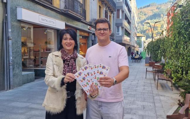 Los concejales Rosa Maiza e Iñaki Mendiluze, en la presentación de la iniciativa.
