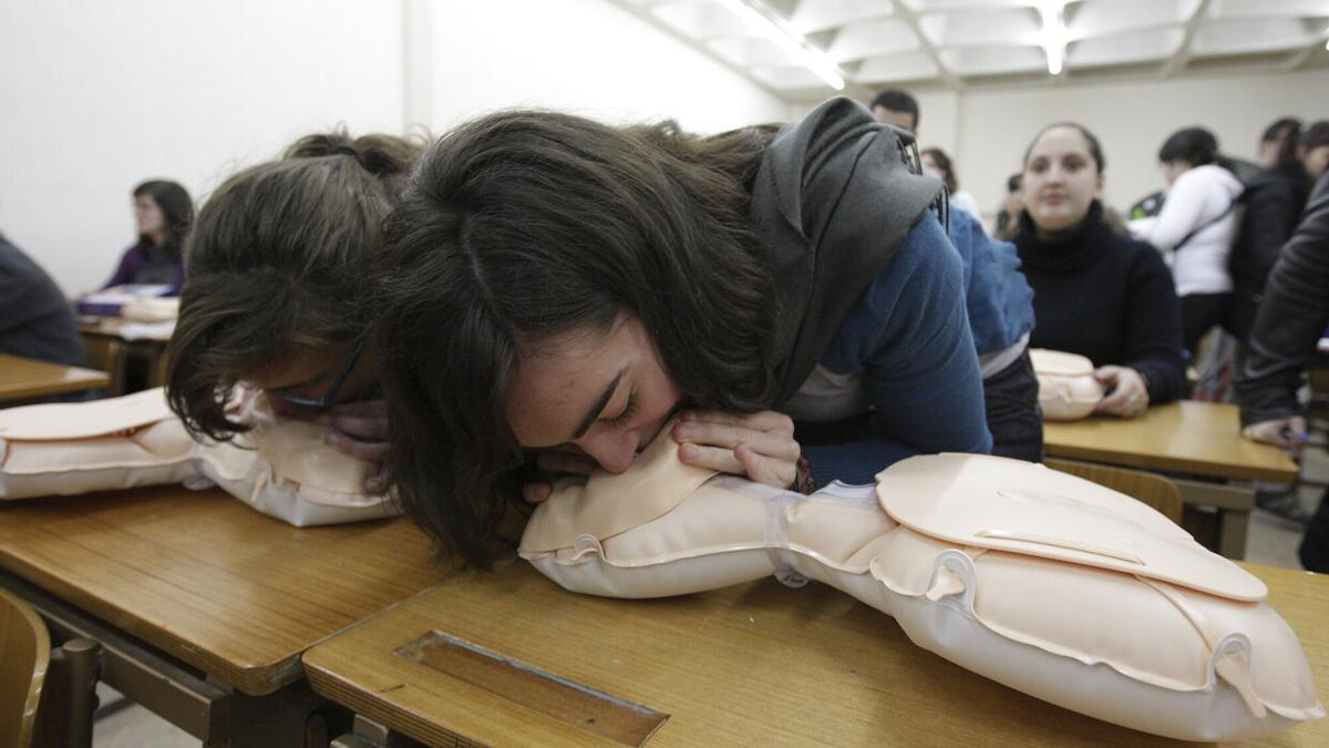 Un grupo de estudiantes de Medicina de la Universidad del País Vasco, en un ejercicio de reanimación.