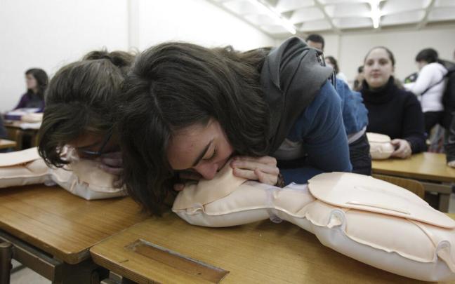 Un grupo de estudiantes de Medicina de la Universidad del País Vasco, en un ejercicio de reanimación.