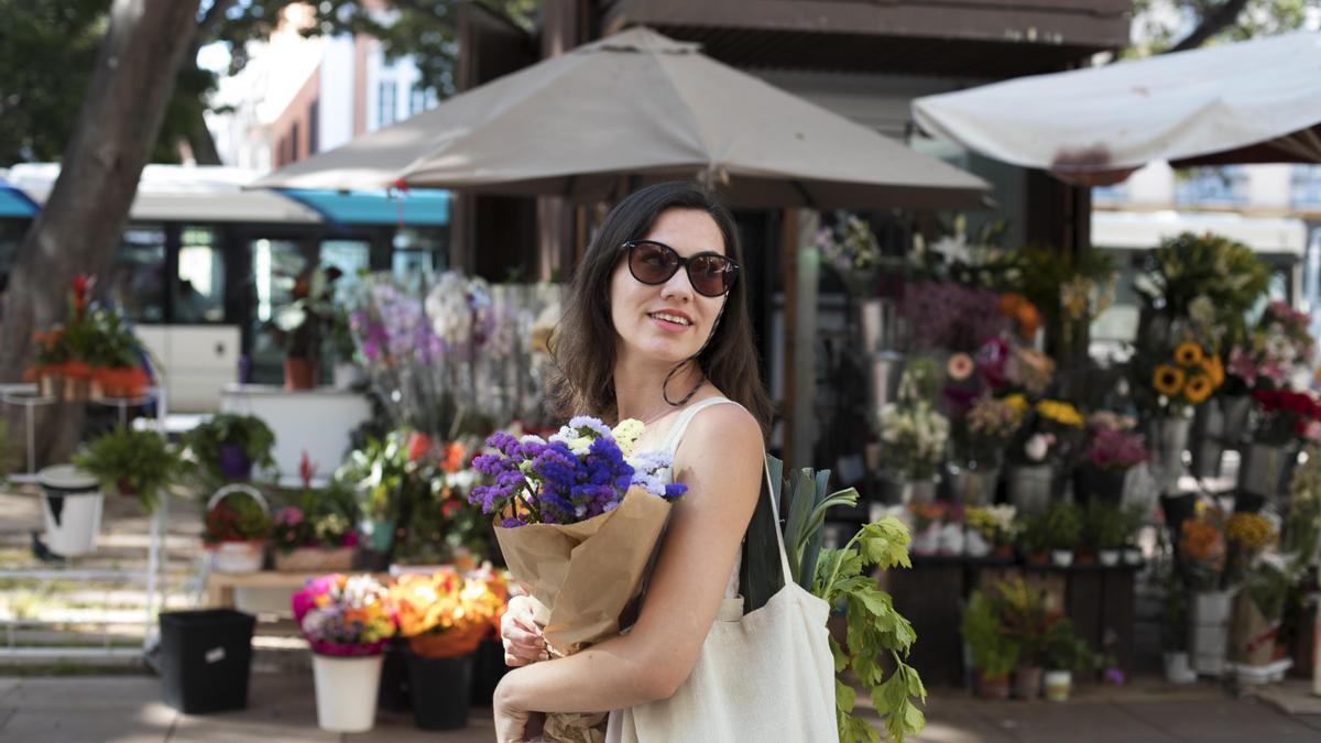 Una persona con un ramo de flores, en una imagen de archivo.