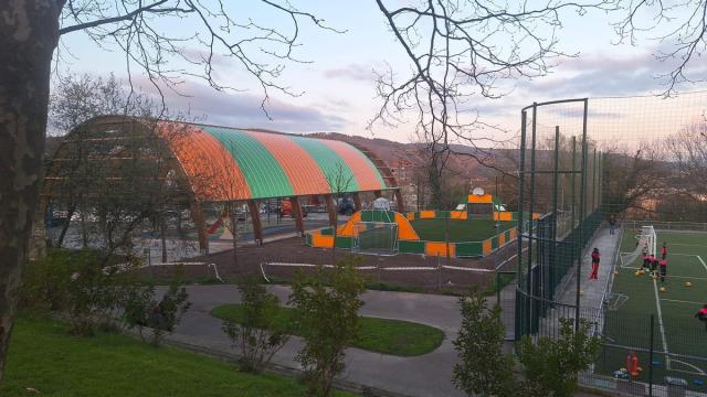 La nueva pista multideporte de Basozelai ya está terminada y abierta