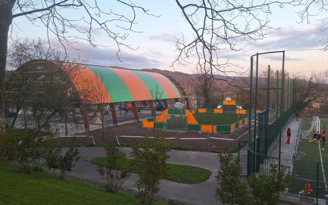 La nueva pista multideporte de Basozelai ya está terminada y abierta