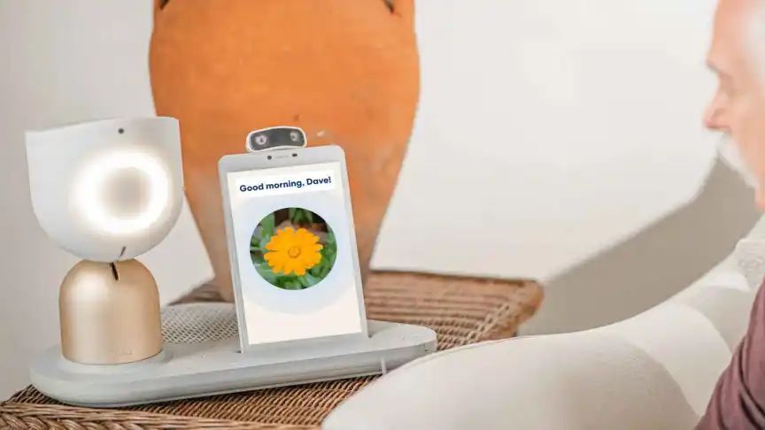 ElliQ tiene forma de lámpara de mesa con una tablet.