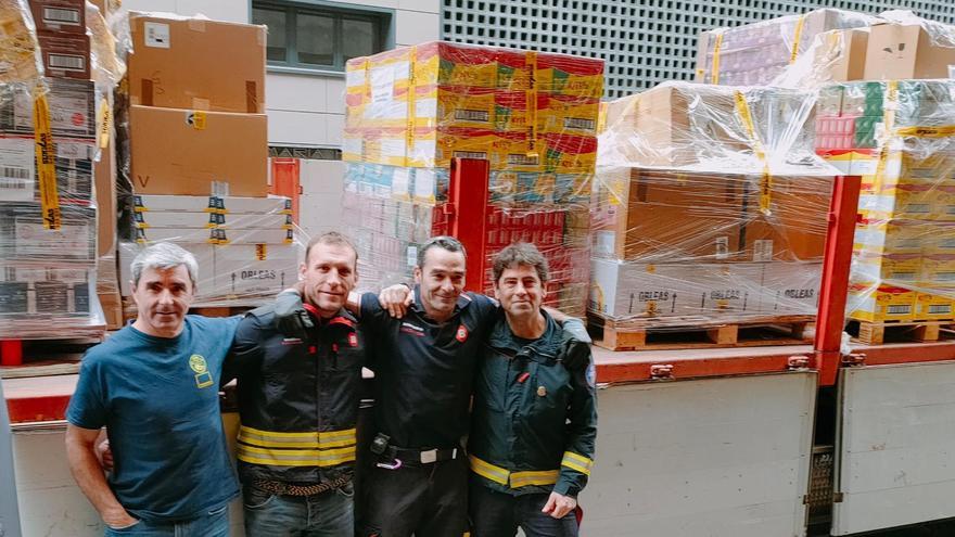 Un momento de la entrega de los palets.