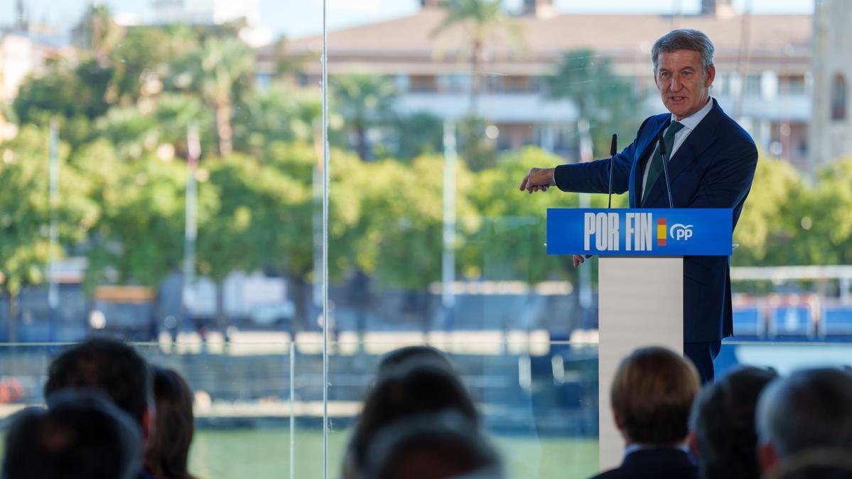 El presidente del PP, Alberto Núñez Feijóo, interviene en un acto de precampaña celebrado en Sevilla.
