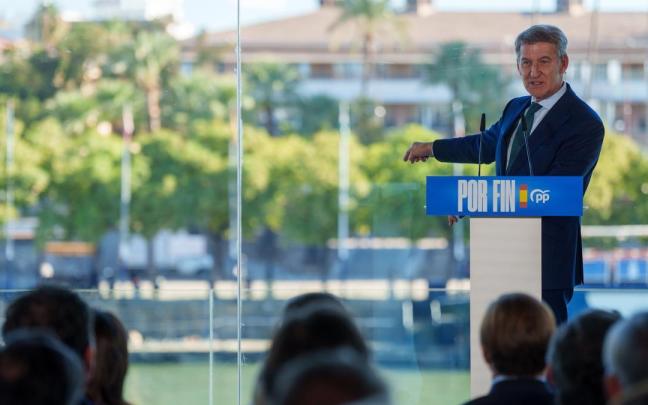 El presidente del PP, Alberto Núñez Feijóo, interviene en un acto de precampaña celebrado en Sevilla.