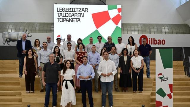 El lehendakari, Imanol Pradales, con el grupo parlamentario del PNV liderado por Joseba Díez Antxustegi, y la presidenta del legislativo, Bakartxo Tejeria