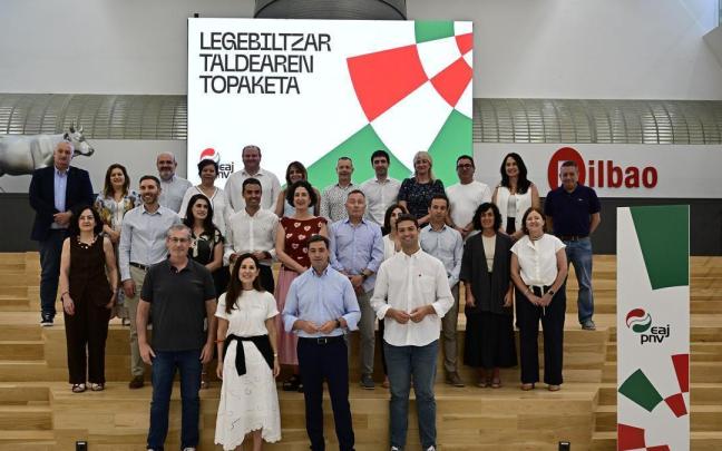 El lehendakari, Imanol Pradales, con el grupo parlamentario del PNV liderado por Joseba Díez Antxustegi, y la presidenta del legislativo, Bakartxo Tejeria