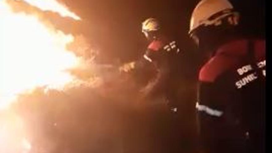 Los bomberos participando en las labores de extinción del incendio.