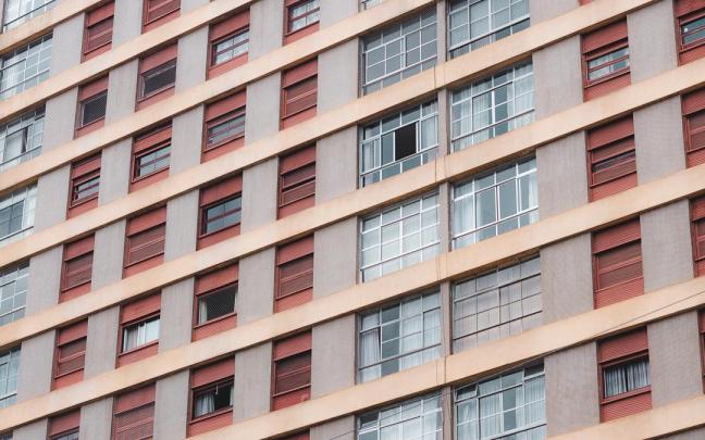 Fachada repleta de ventanas en un boque de viviendas.