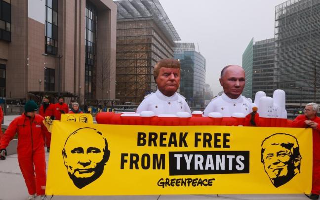 Activistas despliegan muñecos hinchables de Trump y Putin para pedir a la UE no cambiar el gas ruso por el de EEUU