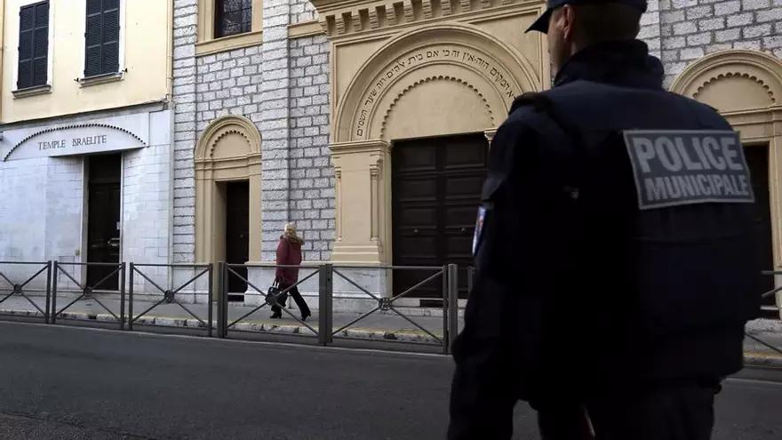 Imagen de archivo de un policía municipal ante una sinagoga en Niza (Francia)