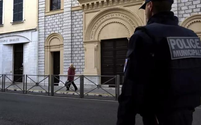 Imagen de archivo de un policía municipal ante una sinagoga en Niza (Francia)