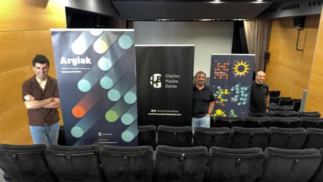 El director, Aitor Biain, el edil de Cultura, Iñaki Olalde, y el presidente de OMB, Jon Astigarraga, en la presentación de la nueva temporada.