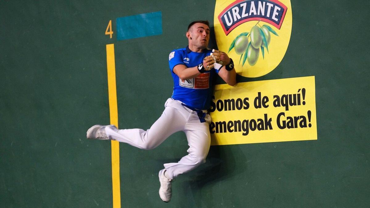 Salaberria intenta restar un saque con un acrobático salto.