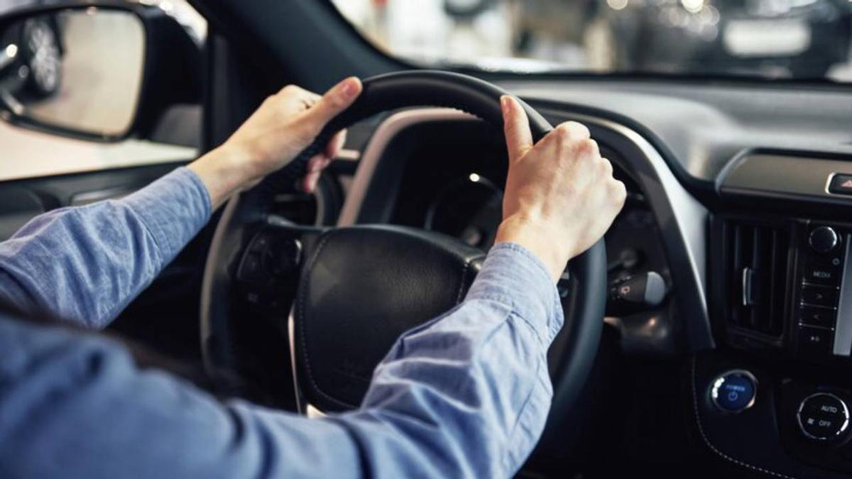 Una persona ante el volante