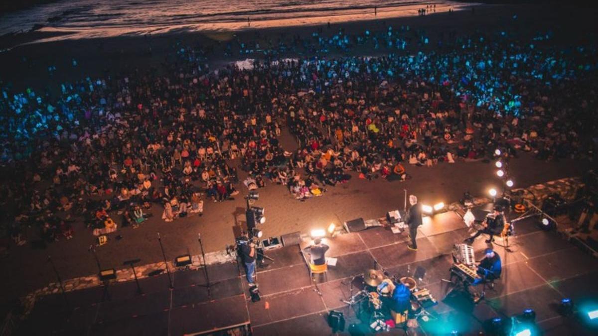 Imagen del concierto de Jon Maia el pasado sábado en la playa Itzurun de Zumaia.