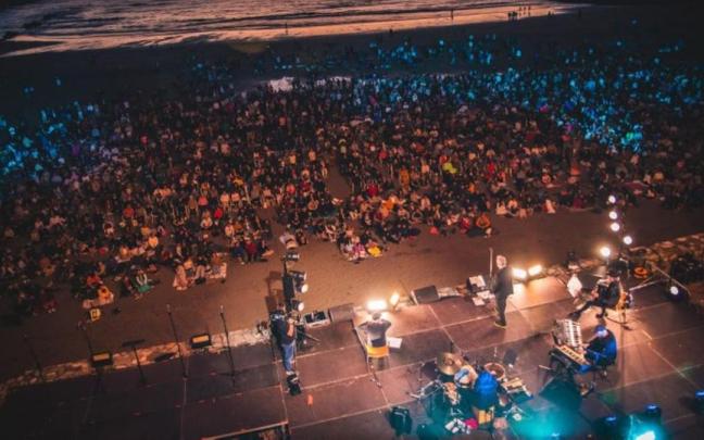 Imagen del concierto de Jon Maia el pasado sábado en la playa Itzurun de Zumaia.